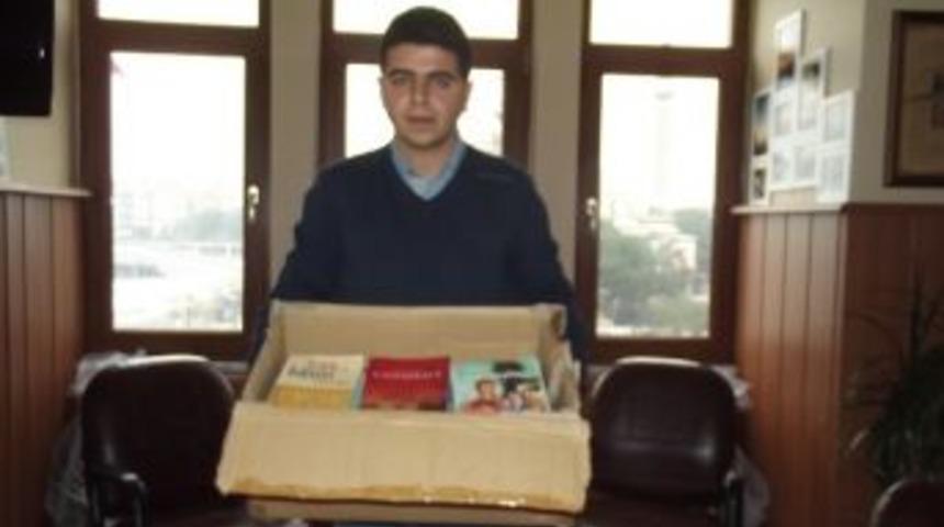 Şehit Olan Silah Arkadaşının Memleketi İ&ccedil;in Kitap Topluyor