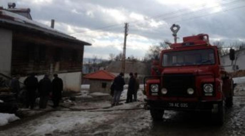 Donan Su Borularını A&ccedil;mak İ&ccedil;in Yaktığı Ateş, Yangına Neden Oldu