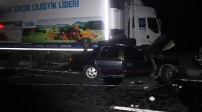 Tır İle Otomobil &Ccedil;arpıştı: 1 &Ouml;l&uuml;, 2 Yaralı