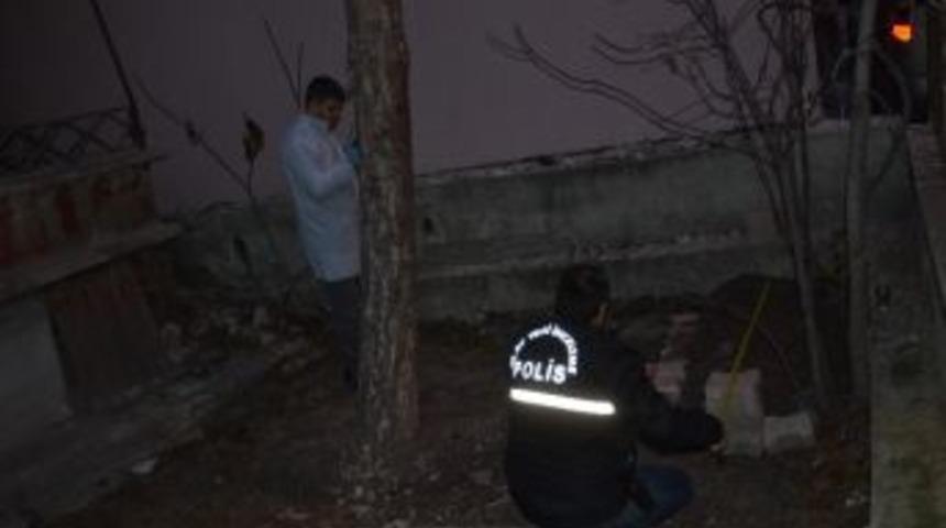 Evin Bah&ccedil;esindeki Bebek Mezarı İhbarı Polisi Harekete Ge&ccedil;irdi