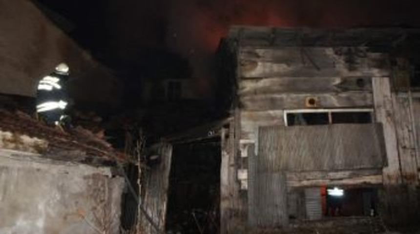 Kastamonu&rsquo;da Tarihi Evler K&uuml;l Oldu