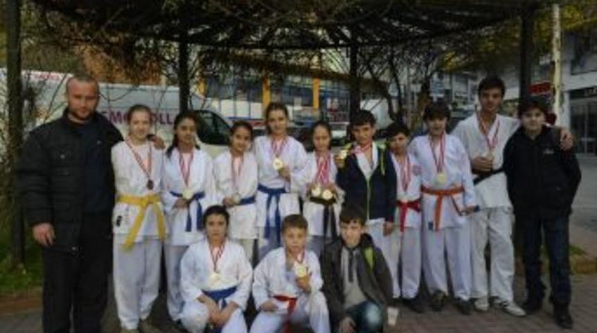 Aktif Spor Kulub&uuml; karete takımı 13 madalya kazandı