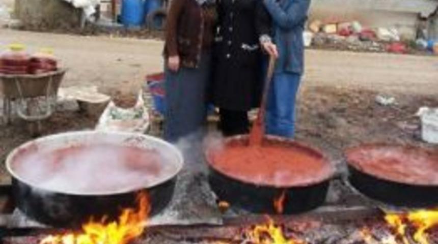 Korkuteli'de Bayanlar Ocak'ta Biber Sal&ccedil;ası Yaptılar