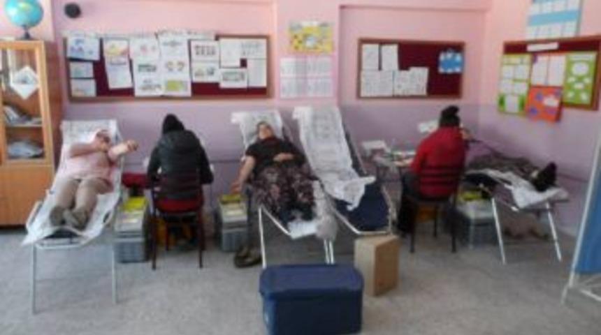 &Ccedil;atak K&ouml;y&uuml;nde kadınlar kan bağışında bulundu