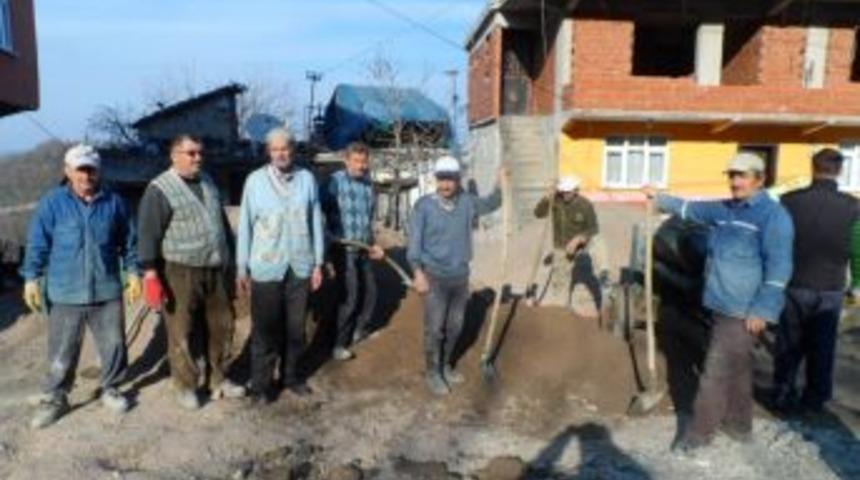 Bu k&ouml;yde k&ouml;yl&uuml;ler  k&ouml;y işlerini gen&ccedil; ihtiyar hep birlikte yapıyorlar