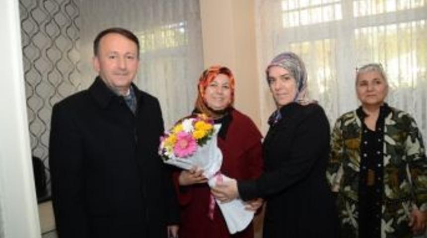 Karabalık &Ccedil;ifti Nurefşan Hanım Ve Gen&ccedil;lik Gelişim Merkezi'ni Ziyaret Etti