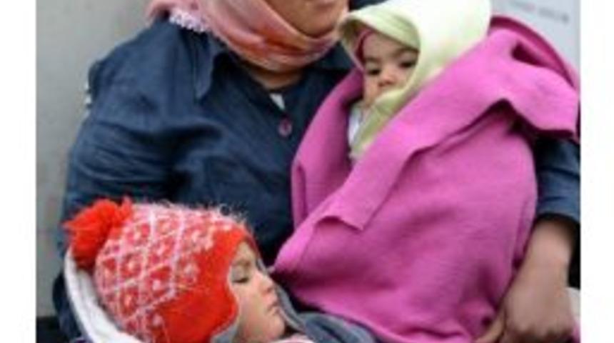 Soğuk Havaya Aldırmadan İki &Ccedil;ocuğu İle Birlikte Dileniyor