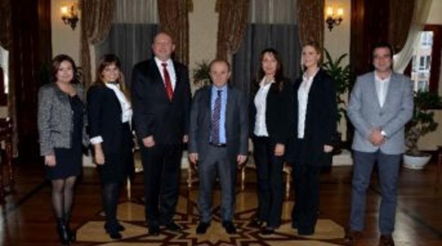 İzmirliler Derneği&rsquo;nden Vali &Ouml;zt&uuml;rk&rsquo;e Ziyaret