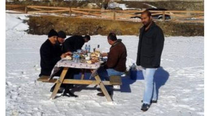 Buz Tutan G&ouml;letin &Uuml;zerinde Sabah Kahvaltısı