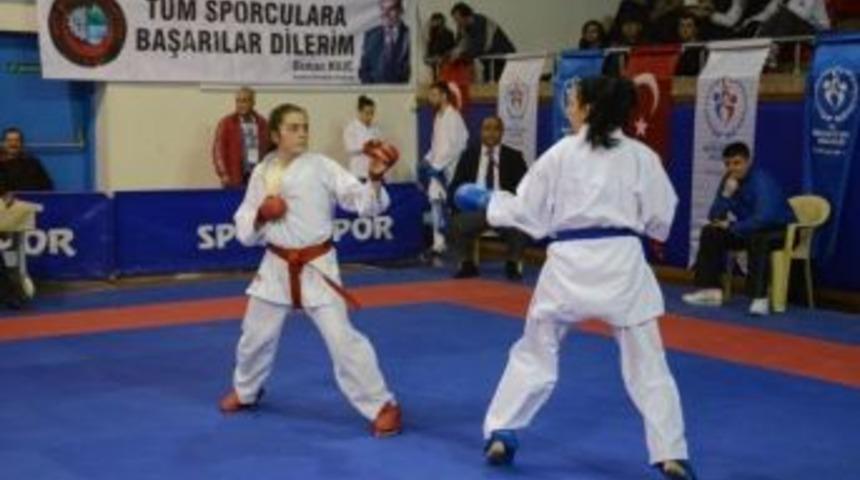 Portekiz&rsquo;e İki D&uuml;zceli Karateci