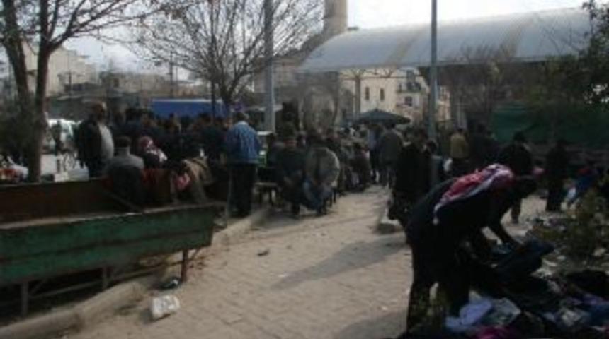 Suriyeliler, Sabah Pazarında Eşya Satışına Başladı