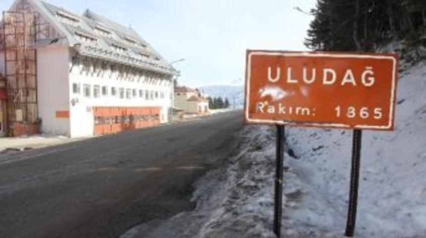 Uludağ'da Suni Kar G&uuml;ndeme Geldi