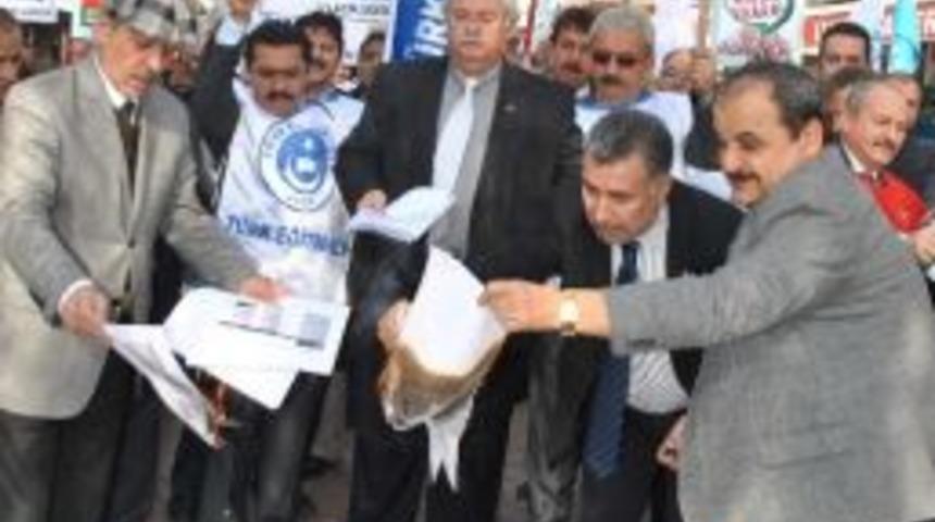 T&uuml;rkiye Kamu-sen&rsquo;den Aydın&rsquo;da Bordro Yakma Eylemi
