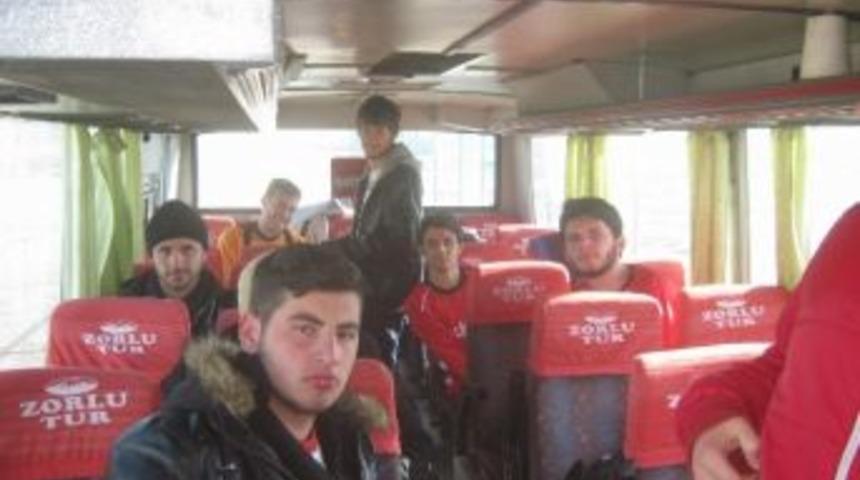 G&ouml;revli Anahtarı Bulamayınca Futbolcular Otob&uuml;ste Soyundu