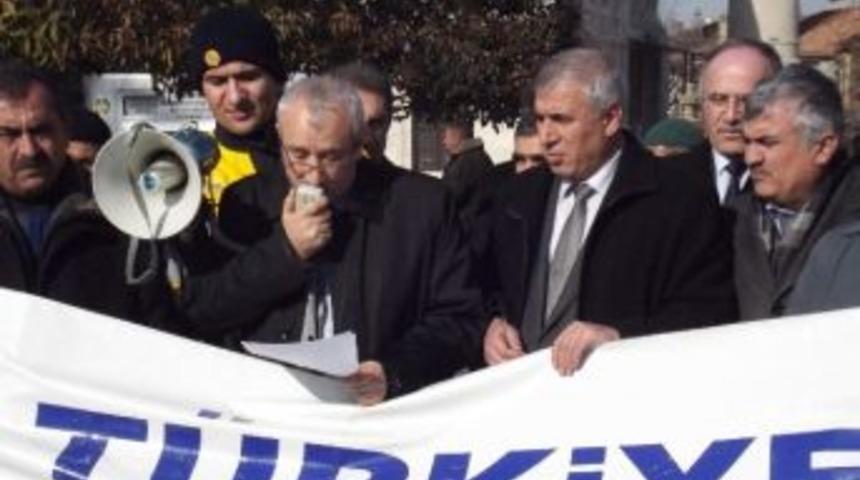 T&uuml;rkiye Kamu Sen &Uuml;yeleri, Bordro Yakarak Maaş Artışını Protesto Etti