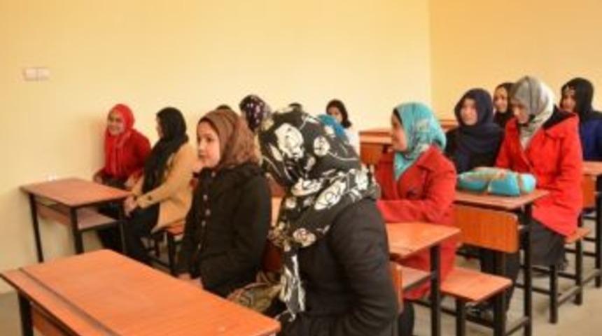 Afganistan&rsquo;da Hatice Cevizcani Kız Lisesi&rsquo;ne Malzeme Desteği