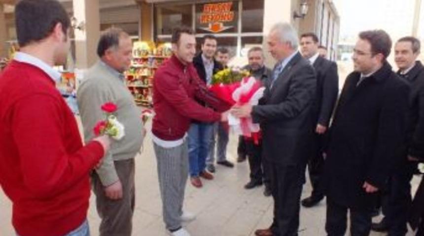 G&uuml;l Ve Karanfillerle Karşılandı