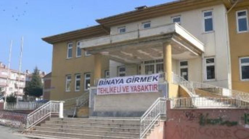 Boz&uuml;y&uuml;k'&uuml;n K&uuml;t&uuml;phanesi Yeni Yerine Taşınıyor