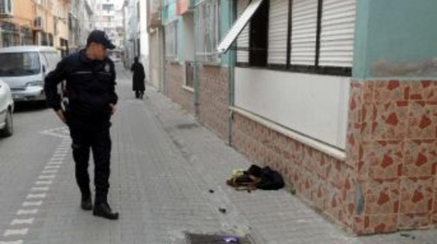 Kapka&ccedil;&ccedil;ıların &Ccedil;alıp Attığı Ş&uuml;pheli &Ccedil;antalar Polisi Alarma Ge&ccedil;irdi