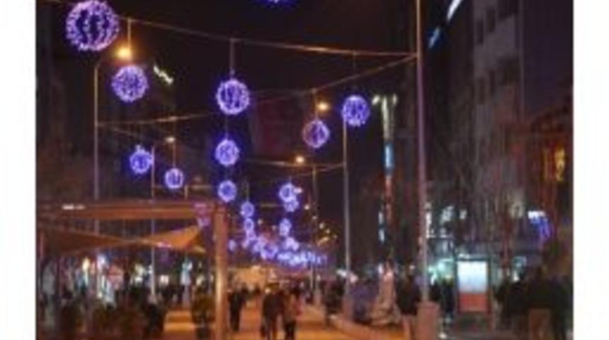 Uşak'ta İsmetpaşa Caddesinin Yeni İmajı Beğeni Topluyor