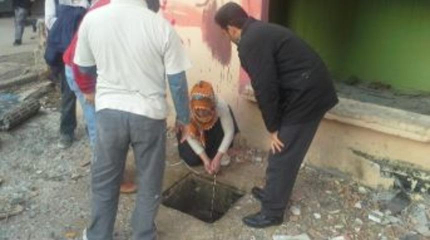 Sokakta Oyun Oynayan &Ccedil;ocuk 5 Metrelik Kuyuya D&uuml;şt&uuml;