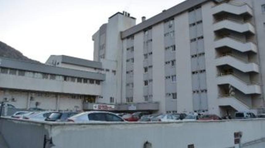 Yoğun Bakımın Kapısını Kırıp Doktora Saldırdı