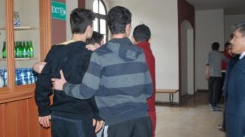 Tiyatro Oyununu İzlemeye Gelen İki Öğrenci Kavga Etti