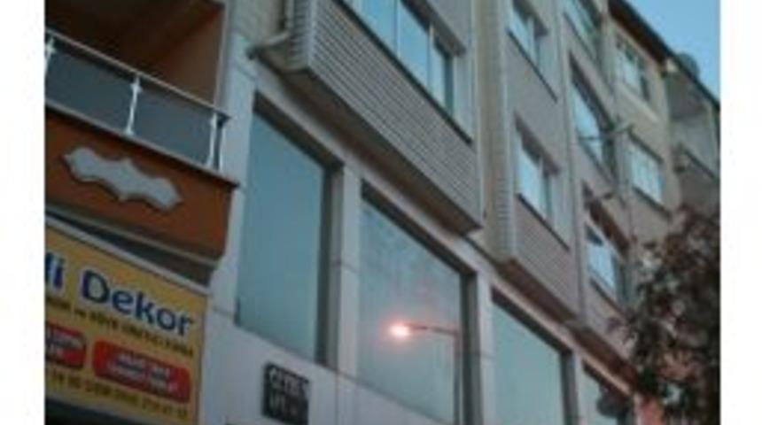 (&ouml;zel Haber) Temizlik Yaparken Pencereden D&uuml;şen &Ouml;ğretmen Ağır Yaralandı