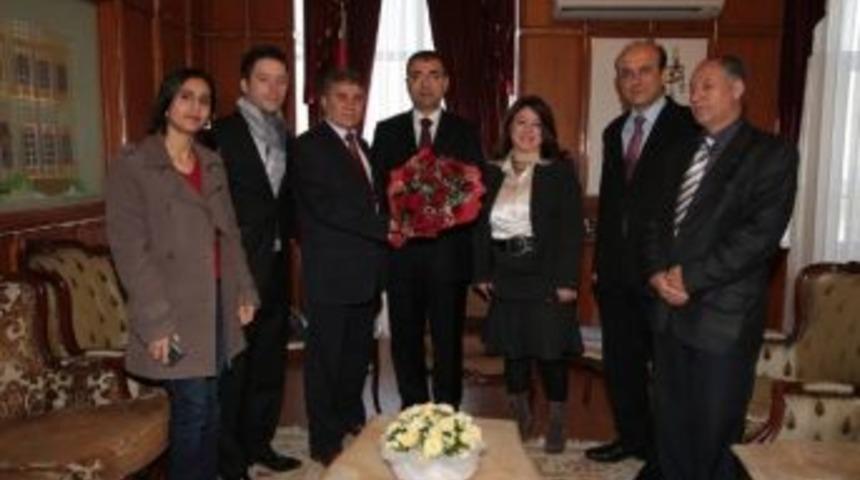 İzmir Manisalılar Derneği Vali Toprak'ı Ziyaret Etti