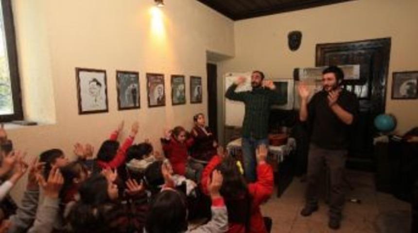 Karabağlar'da &Ccedil;ocuklar Her &Ccedil;arşamba Masal Aleminde