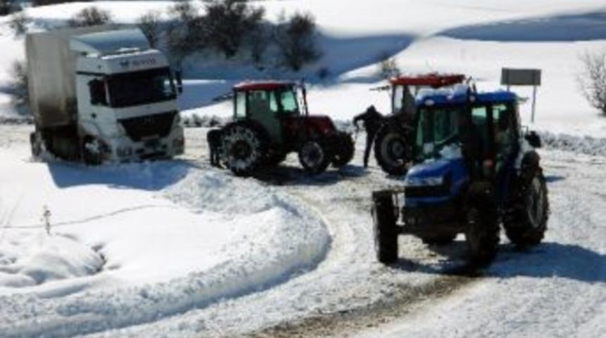Posof'ta Tipi Nedeniyle Buzlanan Ulgar Dağı Yolunda Tırlar Yolda Kaldı
