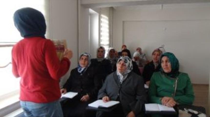 Kadınlardan Okuma Yazma Kursuna Yoğun İlgi