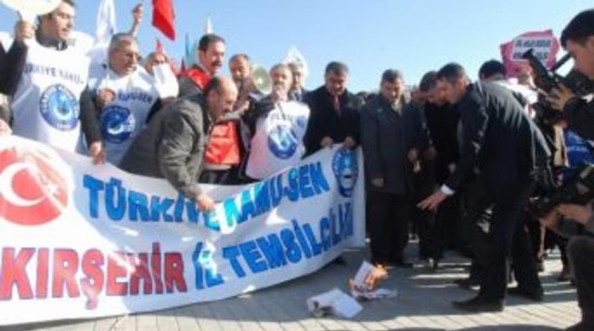 T&uuml;rk Eğitim-sen Basın A&ccedil;ıklaması İle Maaş Bordrosu Yaktı