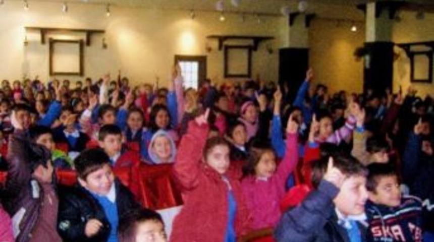 Başkan &Ouml;zmen&rsquo;den &Ccedil;ocuklara Karne Hediyesi