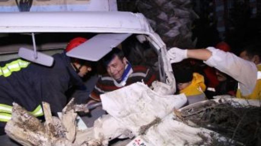 Palmiye Ağacına &Ccedil;arpan Kamyonetin S&uuml;r&uuml;c&uuml;s&uuml; Aracın İ&ccedil;inde Sıkıştı