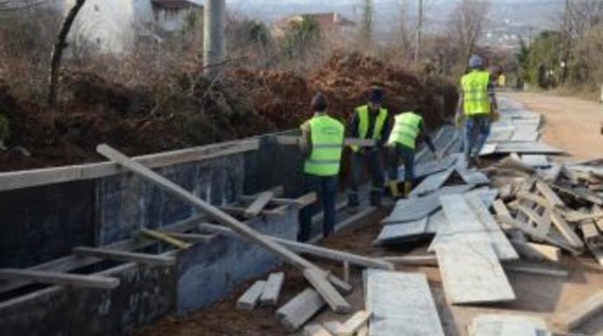 Kartepe Derbent'te Trapez Kanal &Ccedil;alışması Yapılıyor