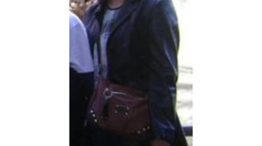 Pencereden D&uuml;şen Deniz &Ouml;ğretmenin Hayati Tehlikesi S&uuml;r&uuml;yor