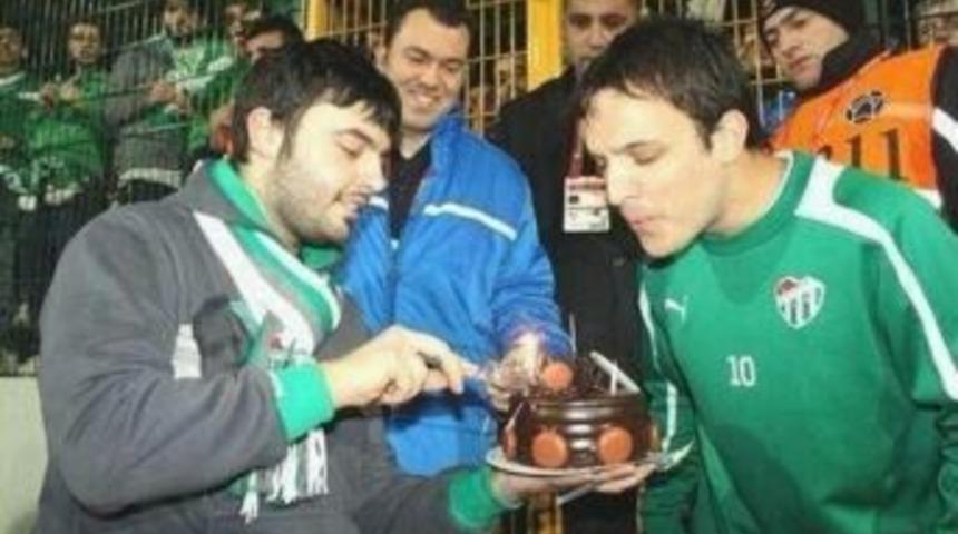 Bursaspor Taraftarı Doğum G&uuml;n&uuml;nde Batalla&rsquo;yı Unutmadı