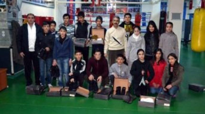 Vanlı Sporculara Giysi Desteği