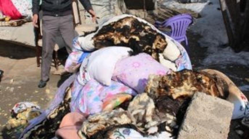 Evi Yanan İnşaat İş&ccedil;isi Yardım Bekliyor