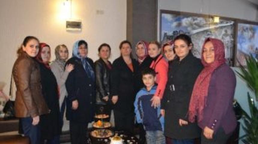 Ak Parti Kula Kadın Kolları Başkanı Al&rsquo;a S&uuml;rpriz Doğum G&uuml;n&uuml;