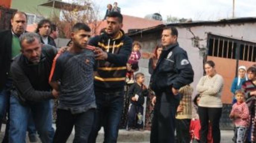 Eşini D&ouml;v&uuml;p Kendini Tuvalete Kilitledi