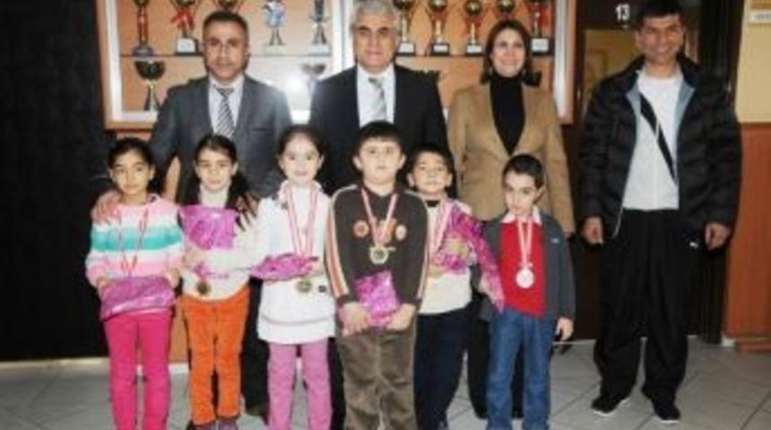 Minik Satran&ccedil;&ccedil;ılardan Milli Eğitim M&uuml;d&uuml;r&uuml; Akboğa'ya Ziyaret