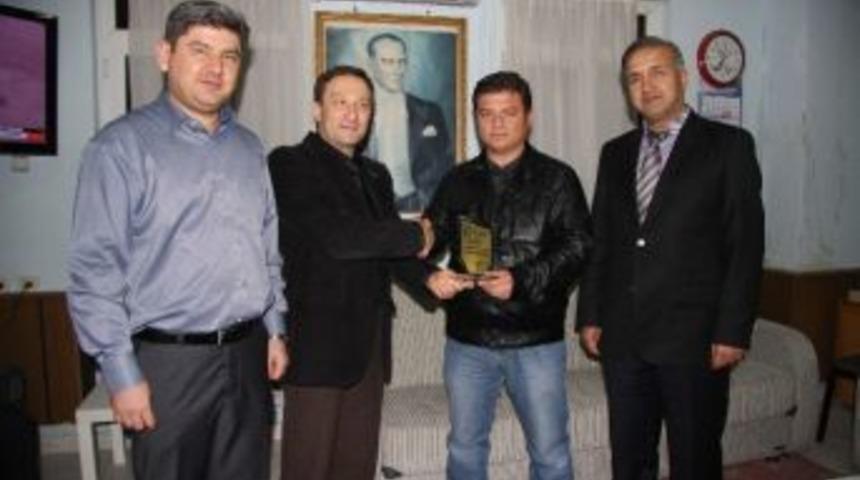 İha Muhabiri Akyol&rsquo;a Eğitim Fak&uuml;ltesinden Plaket