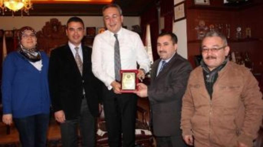 20 Temmuz İlkokulu Okul Aile Birliği&rsquo;nden &Uuml;nver&rsquo;e Teşekk&uuml;r Plaketi
