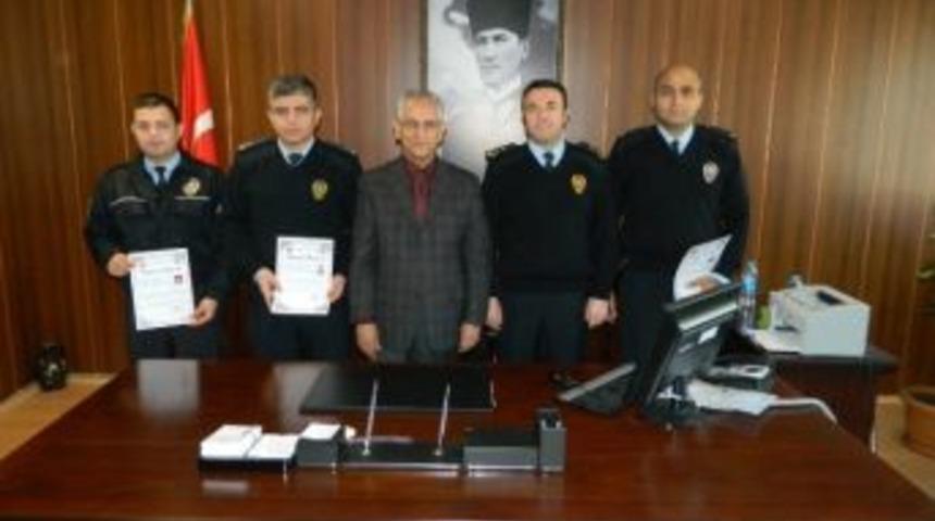 Başarılı Polislere Belge Verildi
