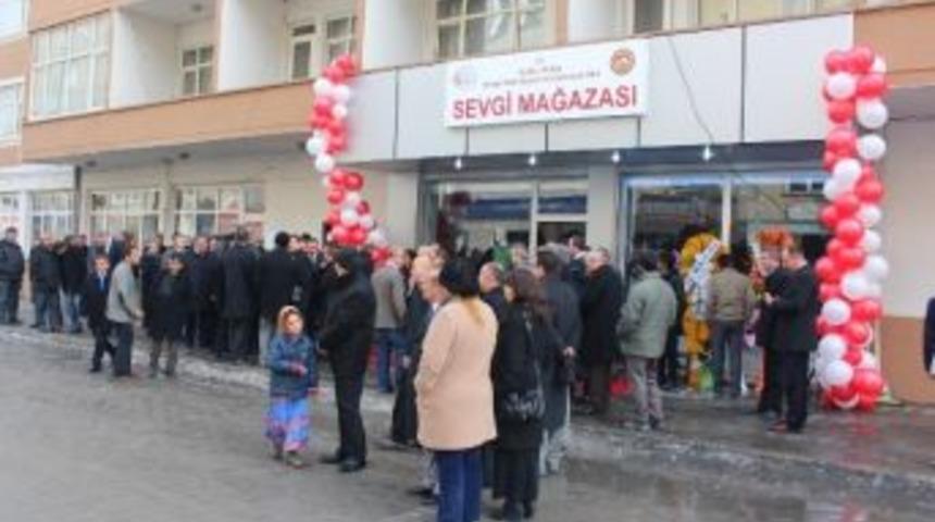 Yoksul Aileler Artık &lsquo;sevgi Mağazası&rsquo;nda Giyinecekler