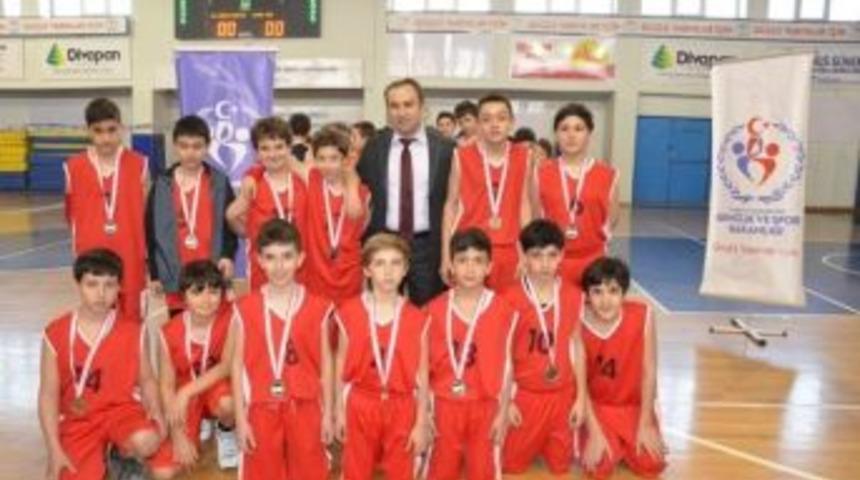K&uuml;&ccedil;&uuml;k Basket&ccedil;iler Kupalarını Aldı