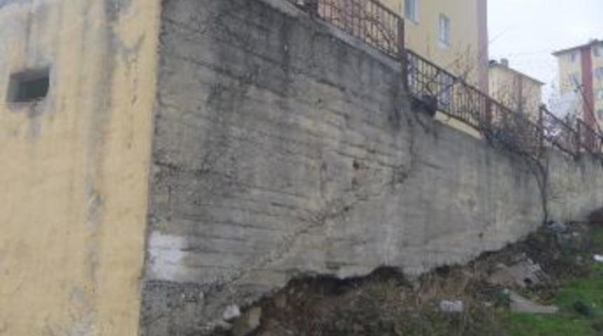 G&ouml;&ccedil;men Konutları İstinat Duvarı Tehlike Sinyali Veriyor