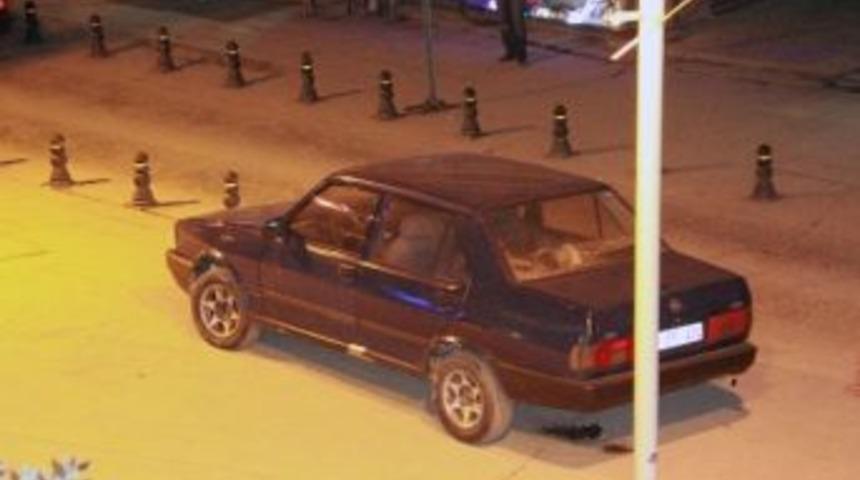 Trafiğe Kapalı Yola Giren Alkoll&uuml; S&uuml;r&uuml;c&uuml;, Demir Dubaları Kırdı